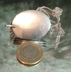 AMETİST TAŞLI KABARTMA İŞÇİLİKLİ GÜMÜŞ RESİMLİK  KOLYE