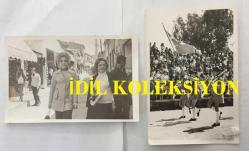 1965 TÜRKİYE GÜZELİ SEVTAP ETİ'NİN ORİJİNAL 2'Lİ FOTOĞRAF SETİ - 18 x 12 cm EBADINDA  - SEVTAP ETİ 23 NİSAN KUTLAMALARINA ANNESİYLE BİRLİKTE GİDERKEN ÇEKİLMİŞ 2 FARKLI FOTOĞRAF