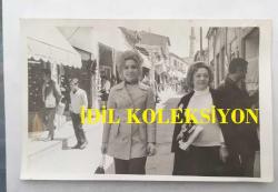 1965 TÜRKİYE GÜZELİ SEVTAP ETİ'NİN ORİJİNAL 2'Lİ FOTOĞRAF SETİ - 18 x 12 cm EBADINDA  - SEVTAP ETİ 23 NİSAN KUTLAMALARINA ANNESİYLE BİRLİKTE GİDERKEN ÇEKİLMİŞ 2 FARKLI FOTOĞRAF