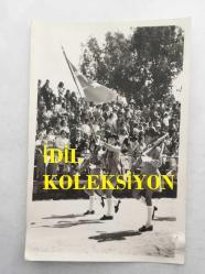 1965 TÜRKİYE GÜZELİ SEVTAP ETİ'NİN ORİJİNAL 2'Lİ FOTOĞRAF SETİ - 18 x 12 cm EBADINDA  - SEVTAP ETİ 23 NİSAN KUTLAMALARINA ANNESİYLE BİRLİKTE GİDERKEN ÇEKİLMİŞ 2 FARKLI FOTOĞRAF
