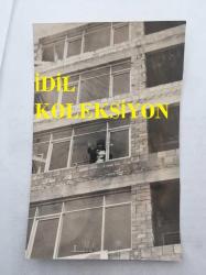 1965 TÜRKİYE GÜZELİ SEVTAP ETİ'NİN ORİJİNAL 2'Lİ FOTOĞRAF SETİ - 18 x 12 cm EBADINDA  - SEVTAP ETİ SATIN ALDIĞI APARTMAN KATINI İNCELERKEN ÇEKİLMİŞ 2 FARKLI FOTOĞRAF