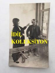 1965 TÜRKİYE GÜZELİ SEVTAP ETİ'NİN ORİJİNAL 2'Lİ FOTOĞRAF SETİ - 18 x 12 cm EBADINDA  - SEVTAP ETİ SATIN ALDIĞI APARTMAN KATINI İNCELERKEN ÇEKİLMİŞ 2 FARKLI FOTOĞRAF