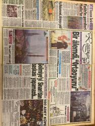 SAKLAMBAÇ GAZETESİ DOĞUM GÜNÜ HEDİYESİ - 15 NİSAN 1989 - TAM TAKIM 8 SAYFADIR -Nilüfer - Müşerref Akay - Fulya Kumru - Fikret Hakan - Metin Milli - Zeki Çetin - Harika Avcı - Bedri Baykam - Bülent Ersoy - Boy George - Elton John - Yazz - Dieter - Nino - Guns N’ Roses - Matt Goss - Hz. Muhammed - Şah İsmail - Sinan - Şah Tahmasp - Süleymaniye Camii - Hacı Bektaş Veli - Süleyman Demirel - Sevmek ve sevilmek için yaratılmışım - Paylaşılamayan çocuk - Yeşilçam’a bir afet düştü - Metin Milli’nin gizli karargahı - Buruk nikah - Huzurlarınızda üniversiteli Harika - Bülent Ersoy’un rekoru - Bu ne sevgi ah - Yazz’dan itiraflar - En güçlü Metal - Bir alemdi ortaoyunu - Selimiye’yi Sinan’dan başkası yapamazdı - Fatih’in gemileri Haliç’te - En sonunda erkekleri gömleksiz bıraktılar - Dişlerin arasındaki gerçekler - Devamlı yorgunluğun 5 sebebi - Evlilik dediğin - Baharla gelen hastalık göz iltihaplanması