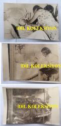 1965 TÜRKİYE GÜZELİ SEVTAP ETİ'NİN ORİJİNAL 3'LÜ FOTOĞRAF SETİ - 18 x 12 cm EBADINDA  - SEVTAP ETİ, RIZA SİLAHLIPODA'NIN KULLANDIĞI WOLKSWAGEN WOWWOS ARABADA GEÇİRDİĞİ TRAFİK KAZASI SONRASI HASTANEDE TEDAVİ ALTINA ALINDIĞINDA ve OLAY YERİNDEKİ ARABANIN DURUMUNU GÖSTEREN 3 FARKLI KARE... 2 FOTOĞRAF DÖNEMİNDEN AJANS-BASIN, 1 FOTOĞRAF DİREKT ORİJİNAL BASIMDIR.