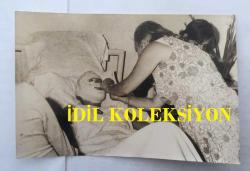 1965 TÜRKİYE GÜZELİ SEVTAP ETİ'NİN ORİJİNAL 3'LÜ FOTOĞRAF SETİ - 18 x 12 cm EBADINDA  - SEVTAP ETİ, RIZA SİLAHLIPODA'NIN KULLANDIĞI WOLKSWAGEN WOWWOS ARABADA GEÇİRDİĞİ TRAFİK KAZASI SONRASI HASTANEDE TEDAVİ ALTINA ALINDIĞINDA ve OLAY YERİNDEKİ ARABANIN DURUMUNU GÖSTEREN 3 FARKLI KARE... 2 FOTOĞRAF DÖNEMİNDEN AJANS-BASIN, 1 FOTOĞRAF DİREKT ORİJİNAL BASIMDIR.