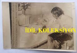 1965 TÜRKİYE GÜZELİ SEVTAP ETİ'NİN ORİJİNAL 3'LÜ FOTOĞRAF SETİ - 18 x 12 cm EBADINDA  - SEVTAP ETİ, RIZA SİLAHLIPODA'NIN KULLANDIĞI WOLKSWAGEN WOWWOS ARABADA GEÇİRDİĞİ TRAFİK KAZASI SONRASI HASTANEDE TEDAVİ ALTINA ALINDIĞINDA ve OLAY YERİNDEKİ ARABANIN DURUMUNU GÖSTEREN 3 FARKLI KARE... 2 FOTOĞRAF DÖNEMİNDEN AJANS-BASIN, 1 FOTOĞRAF DİREKT ORİJİNAL BASIMDIR.