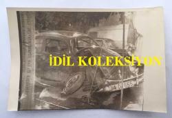 1965 TÜRKİYE GÜZELİ SEVTAP ETİ'NİN ORİJİNAL 3'LÜ FOTOĞRAF SETİ - 18 x 12 cm EBADINDA  - SEVTAP ETİ, RIZA SİLAHLIPODA'NIN KULLANDIĞI WOLKSWAGEN WOWWOS ARABADA GEÇİRDİĞİ TRAFİK KAZASI SONRASI HASTANEDE TEDAVİ ALTINA ALINDIĞINDA ve OLAY YERİNDEKİ ARABANIN DURUMUNU GÖSTEREN 3 FARKLI KARE... 2 FOTOĞRAF DÖNEMİNDEN AJANS-BASIN, 1 FOTOĞRAF DİREKT ORİJİNAL BASIMDIR.
