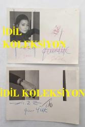 1965 TÜRKİYE GÜZELİ SEVTAP ETİ'NİN ORİJİNAL MİNİ BOY 2'Lİ FOTOĞRAF SETİ - 5 x 5 cm EBADINDA  - SEVTAP ETİ KADRAJA POZ VERİRKEN YAKINDAN ÇEKİLMİŞ ve AYRICA KOL SAATİNİ GÖSTEREN 2 FARKLI FOTOĞRAF