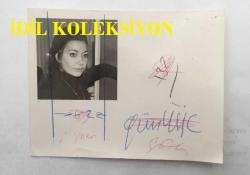 1965 TÜRKİYE GÜZELİ SEVTAP ETİ'NİN ORİJİNAL MİNİ BOY 2'Lİ FOTOĞRAF SETİ - 5 x 5 cm EBADINDA  - SEVTAP ETİ KADRAJA POZ VERİRKEN YAKINDAN ÇEKİLMİŞ ve AYRICA KOL SAATİNİ GÖSTEREN 2 FARKLI FOTOĞRAF