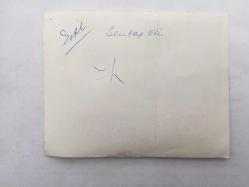 1965 TÜRKİYE GÜZELİ SEVTAP ETİ'NİN ORİJİNAL MİNİ BOY 2'Lİ FOTOĞRAF SETİ - 5 x 5 cm EBADINDA  - SEVTAP ETİ KADRAJA POZ VERİRKEN YAKINDAN ÇEKİLMİŞ ve AYRICA KOL SAATİNİ GÖSTEREN 2 FARKLI FOTOĞRAF