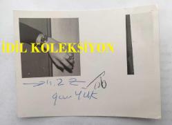 1965 TÜRKİYE GÜZELİ SEVTAP ETİ'NİN ORİJİNAL MİNİ BOY 2'Lİ FOTOĞRAF SETİ - 5 x 5 cm EBADINDA  - SEVTAP ETİ KADRAJA POZ VERİRKEN YAKINDAN ÇEKİLMİŞ ve AYRICA KOL SAATİNİ GÖSTEREN 2 FARKLI FOTOĞRAF