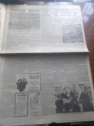 Cumhuriyet Gazetesi - 29 Ekim 1945 - Yaşasın Cumhuriyet yazan Yunus Nadi Başmakale - büyük bayram kutlu olsun fotoğraflar - Başbakan Şükrü Saraçoğlu Dün söylediği nutukla bayramı açtı - Amerika'nın dış siyaseti aydınlandı şimdi Mareşal Stalin'in söyleyeceği nutuk bekleniyor - Cumhuriyet ilanına karar verildiği gün fotoğraf - İstanbul büyük Bayramı heyecanla kutluyor fotoğraflar - milli bayram yazan Burhan Felek - Suç Ve Ceza Vadideki Zambak İzlanda Balıkçısı kitapları Remzi kitabevinde - günahsızlar filmi İpek sinemasında - kan muayenesi ile verasetin ispatı yazan doktor Kemal Saraçoğlu - Victor Hugo'ya dair yapılan dedikodular Toplayan Hamdi Varoğlu - Philips - Mefharet Yıldırım Taksim kristal salonunda - Hamiyet Yüceses Mustafa Çağlar Hacer Buluş Celal Tokses her akşam Maksim salonlarında - Müzeyyen Senar Işıl Safiye Tokay Beyoğlu Novotni Oteli altında büyük aile saz salonunda - bugünkü radyo programı - Bulmaca - Yanko orkestrası Ankara Gar Gazinosu'nda - Singer saat mağazaları