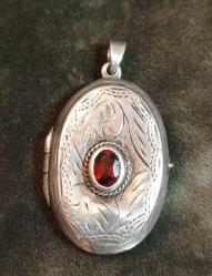 YAKUT TAŞLI KALEM İŞÇİLİKLİ GÜMÜŞ RESİMLİK KOLYE UCU