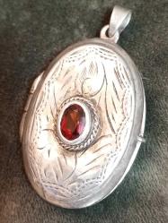 YAKUT TAŞLI KALEM İŞÇİLİKLİ GÜMÜŞ RESİMLİK KOLYE UCU