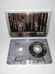 Kaset Whisky dünyanın kapısı unplugged. Orijinal. Kasette çalışmasını etkilemeyen çatlak var. Sorunsuz çalışıyor.