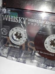 Kaset Whisky dünyanın kapısı unplugged. Orijinal. Kasette çalışmasını etkilemeyen çatlak var. Sorunsuz çalışıyor.