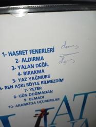 Cd Suat Suna Hasret fenerleri. Orijinal kırmızı bandrollü dönem baskı albüm. Dinlemeyi etkilemeyen çizikler ile kartonetin son sayfasında yazı var. Baştan sona sorunsuz çalışıyor.