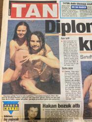 TAN GAZETESİ DOĞUM GÜNÜ HEDİYESİ - 2 AĞUSTOS 1997 - TAM TAKIM 8 SAYFADIR -Sami-Nur Çağla-Hande-Sibel Hakki Ural-İbrahim Tatlıses-Aysu Mert-İbrahim Erkal-Elçin Tuna-Bahattin Atak-Cansel-Ali Şen-Teslime Tablacı-Hakan Bozuk-Akıncı Gülten-Akay Akhal-Murat İyi öttür malı götür-Kuşu çok öttürme sanatı-Sami’nin kalbi durdu-Cennetlik İbo-Memeler 98 model-Diploma yerine kız getirdi-Kadının karnından sıpayı eksik etme-Adı Cansel al koynuna sev-Boğalar lige döndü-Sevişmeyi bilsin yeter-Gül-Sibel Barış-Hüseyin Elgin-Serap Ergi-Serap Ergü-Gaye Erdoğan-Seda Öz-Tuğba Başer-Banu Alkan-Kaynanadan bıktı evliliğini yıktı-Şoförün acı sonu-Ev sahibi Sibel’i evinden şutladı-Fıstık al keyfe dal