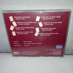 Cd Teoman Remiksler 1 Albümü. Orijinal. Dinlemeyi etkilemeyen çizikler var. Baştan sona dinlendi sorunsuz çalışıyor.