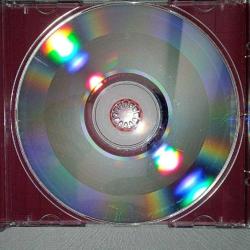 Cd Teoman Remiksler 1 Albümü. Orijinal. Dinlemeyi etkilemeyen çizikler var. Baştan sona dinlendi sorunsuz çalışıyor.