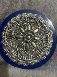 Dekoratif Mavi Seramik ve Kabartma Metal Tabak Vintage Çiçek Motifli Metal İşlemeli Tabak El İşçiliği Kabartma Metal Süsleme Tabağı 	•	Koleksiyonluk Dekoratif Seramik Tabak Çapı 26 cm