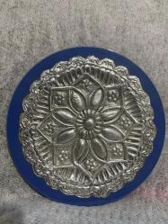 Dekoratif Mavi Seramik ve Kabartma Metal Tabak Vintage Çiçek Motifli Metal İşlemeli Tabak El İşçiliği Kabartma Metal Süsleme Tabağı 	•	Koleksiyonluk Dekoratif Seramik Tabak Çapı 26 cm