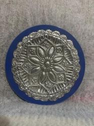 Dekoratif Mavi Seramik ve Kabartma Metal Tabak Vintage Çiçek Motifli Metal İşlemeli Tabak El İşçiliği Kabartma Metal Süsleme Tabağı 	•	Koleksiyonluk Dekoratif Seramik Tabak Çapı 26 cm