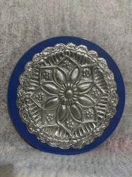 Dekoratif Mavi Seramik ve Kabartma Metal Tabak Vintage Çiçek Motifli Metal İşlemeli Tabak El İşçiliği Kabartma Metal Süsleme Tabağı 	•	Koleksiyonluk Dekoratif Seramik Tabak Çapı 26 cm