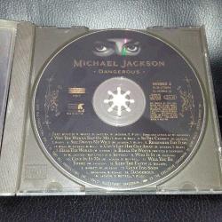 CD Michael Jackson Dangerous. Orijinal. 1991 Avusturya baskı. ön kartonet yok, dinlemeyi etkilemeyen çizikler var. Sorunsuz çalışıyor.