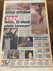 TAN GAZETESİ DOĞUM GÜNÜ HEDİYESİ - 26 EYLÜL 1993 - TAM TAKIM 6 SAYFADIR -Caroline-Chiller-Tansu Çiller-Monaco Prensesi Caroline-Yeşim-Boris Yeltsin-Seyyal Taner-Aslıhan Öncü-Yüksel Akman-Pervin Tekgül-Neslihan Sözer-Ejder Hoca-Halis An-Tuğra Ajans-Orhan Abi-Müjde Ar-Ceylan-Rıdvan Selçuk-Turgut Özal-Mesut Yılmaz-Abdullah Şahin-Prenses Diana-Elmond-Yavuz Karakaş-Yavuz Özkan-Atilla İlhan-Van Damme-Margirin Bilgen-Mehmet Çeliktuğ Caroline, Çiller’e MAC teklif etti-Amele Dolarını, renkli fotokopi ile bastılar-Yeşim, şortunda mahsur kaldı-Boris Yeltsin’in çelik yeleği tam 30 kilo çekiyor-Seyyal, liselilere bile taş çıkartıyor-Aslıhan sırsıklam-Yeltsin, 30 kiloluk yelekle korunuyor-Kadının karakterini yüzünden okuyun-Dikilmiş Rahibe-Evlenmek istiyorum-Pembe Düşler-Buyrun TGRT sinemasına-Tam 46. bölüm oldu-Her gün 16 şarkıcı dinlemekten bıktık-Neye niyet neye kısmet-Özal, Atatürk’e özeniyor-Bağ-Kur’luya Ocak’ta maaş verilemeyecek-İnönü’den aynı nakarat-10 talihliye bedava ehliyet-İki şanslı kü