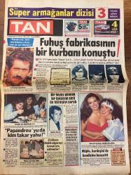 TAN GAZETESİ DOĞUM GÜNÜ HEDİYESİ - 29 OCAK 1986 - 4 SAYFADIR -F.K.-Doktor Murat-Atilla Kopruloğlu-İlhami Aydoğan-Yalçın Özmen-Fahriye Abla-Müjde Ar-Hülya Avşar-Zafir Seba-Hülya Işıl-Asım Topal-Selim Ünvar-Sema Tekin-Enis Ayyıldız-Dieter Goya-Ergün Kara-Fatma Karabulut-Ömer Muz-Abdullah Turhan Fuhuş fabrikasının bir kurbanı konuştu-Bir beyaz gömlek bir tansiyon aleti ile 100 kişiyi çarptı-Papandreu’yu da kim takar yahu-Müjde kardeşini de kendisine benzetti-Nunga’nın aşkı balta girmemiş ormanı birbirine kattı-Erkek delisi Ina-Televizyon ekranı dans grubu kurmayı cazip hale getirdi-Kösele yüzünden hastanelik oldu-Çapkınlık yapan kocanızı nasıl yakalarsınız-Sevişmek yasak-Kocanızın gözünü dışarıda bırakmayın-Sevdiği kıza hava almak için okulu çaldı-Askeri lisede müzikli dakikalar Tolga-Bizans Güzeli-Abdullah Turhan-Mad Max-Geçmişin Cellatları-Ömer Muz