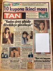 TAN GAZETESİ DOĞUM GÜNÜ HEDİYESİ - 25 KASIM 1985 -SADECE 4 SAYFADIR -Sabriye-Ayhan-Ahmet Ayyıldız-Cebir Hanefi-Çetin Keskinpala-Barbara Carrera-İnci Bayram-Anuşka-Hakan AVCı-Ümit Besen-Hüseyin Emre-Metin Alkanlı-Gilbert Miramion-Dorata Linta-Lucelia Santos-Oktay Gülmen-Cengiz Tekin-Mustafa Güngordo-Ali-Yakup-Aliv-Macar Şov Grubu-Selahattin Kaya-Şahin Kaya-Nermin-Hakan-Ohara Ilgaz Kadın çıroz gibidir dövdükçe güzelleşir-Ortaklık iyice fenalaşınca tufaya geldiler-Matematik kurbanı Cebir Hanefi intikam alırken ele geçirildi-Hizmetçiyi mıncıklayan kocasını saçından etti-Ben tek başıma sekizine bedelim-Bütün artistler benim yaptığım işi yapıyor-Güle güle Bay Chips-Bizans Güzeli-Yaşar yaşar da bu ayıpla yaşayamaz-Kalbi olanlar bizi seyretmesin-Ne mutlu biz erkeklere Playmen Türkiye’de-İki duman çekti kendinden geçti-Kayserili Kerim’e esrarlı sigara içirip paralarını çaldılar-Sahte evlenme cüzdanı ile 4 yıl karı koca gibi yaşadılar Tolga-Bizans Güzeli-Abdullah Turhan