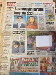 TAN GAZETESİ DOĞUM GÜNÜ HEDİYESİ - 6 HAZİRAN 1997 - TAM TAKIM 8 SAYFADIR -Jürgen-Eva-Şerife-Melek Görgün-Özlem Sumay-Naim Süleymanoğlu-Okan-Rada-Cemal Bülbül-Meryem Kayn-İbrahim Tatlıses-Celal Doğan-Özlem Şahin-Ayşen Saner-Esin Arman-Hülya Koçyiğit-Haldun Dormen-Yasemin Evcim-Şoray Uzun-Hakan Şoray-Sema Yüce-Dilek Pamiryan-Vahap Pamiryan-Vahap Morgül-Selahattin Bayram-İkraz Bayram-Funda Keskin-Sibel Barış-Hayriye Nisa-Gönül Demir-Murat Yüksel-Ahmet Ayyıldız-Gülnaz Erman-Kaya Yelkenli-Keyfe bak-Gavat kocasını kesti-Ölmedim yaşıyorum-Özlem’in kısmeti açıldı-Yüzyılın en iyi kaldırıcısı-Okan’a vuruldu eşini unuttu-Meryem 15 yıl hapsi az buldu-Dilek yediği dayakla kaldı-Kendi pişirip kendi yiyecek-Esin sevgilin seni sevsin-Sevişirim mazeretim var-Parasızlık cinselliği etkiliyor-Boşanmayan karısını kurşuna dizdi-Dünyanın fıstıklarını tanıyın-Rakıyı çok seviyoruz-Temel’in burnu çok büyüdü-Karikatür Temel-Çizer imzasız