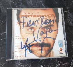YILMAZ ERDOĞAN KAYIP KENTİN YAKIŞIKLISI CD ALBÜM İMZALI.  CD'DE ÇOK HAFİF BİR KAÇ ÇİZİK VAR.  ONUN DIŞINDA KONDİSYON YÜKSEK