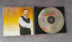 YILMAZ ERDOĞAN KAYIP KENTİN YAKIŞIKLISI CD ALBÜM İMZALI.  CD'DE ÇOK HAFİF BİR KAÇ ÇİZİK VAR.  ONUN DIŞINDA KONDİSYON YÜKSEK