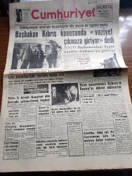Cumhuriyet Gazetesi - 28 Ocak 1964 - Başbakan İsmet İnönü Kıbrıs konusunda Vaziyet çıkmaza giriyor dedi - İsmet İnönü Dün Genelkurmay'da yapılan toplantıdan çıkarken fotoğraf - NATO başkumandanı Bugün uçakla Ankara'ya geliyor - Ulaştırma Bakanı Ferit Alp İskender dünkü basın toplantısında fotoğraf - İngiltere Kıbrıs'ta barışın korunması için  Amerika'dan yardım talep etti - Rum gazeteleri Kıbrıs'a Rusya'yı davet ediyorlar - Türk İş büyük Kongresi dün Bursa'da çalışmalarına başladı - Fransa komünist Çin'i resmen tanıdı - Bu rakamları ezberleyiniz yazan İlhan Selçuk - girizgahlar yazan Burhan Felek - Kafka'nın bir hikayesi Rusya'da yayınlandı - Beyrutta Twist evlere yayıldı - Telefunken - Avrupa karmasına seçilen Suat Mamat antrenmanda Fotoğrafı - Futbol Federasyonu Başkanı Orhan Şeref Apak dedi ki - İmam Hatip okulu güreşte İstanbul şampiyonu oldu - Innsbruck'ta Avusturya bayrağı yarıya indirildi - IX kış olimpiyatı - Spor toto'da bu hafta - 684 dakika gol yemeyen Da pozzo mağlup oldu
