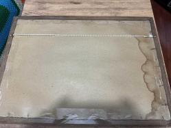 Antika Litografi Baskı 19.Yüzyıl Albert Anker Çalışması. “1872 Tarihli Litografi – Albert Anker İmzalı ‘L’Hospitalité 	“1872 Orijinal Litografi – Koleksiyonluk Antika Tablo Baskısı” 	•	“Albert Anker ‘L’Hospitalité’ – 19. Yüzyıl Litografi Antika” Altında Fransızca açıklamaları yazıyor.