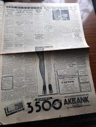 Cumhuriyet Gazetesi - 28 Kasım 1954 - Bu ders pek acı oldu yazan Nadir Nadi Başmakale - kapalıçarşıyı elektrik kontağı yaktı - Kapalıçarşı'da 3000 dükkandan 2.000'i yandı zarar 300 milyon lira - umumi sigorta yekünu 14 milyon lira - 10.000 esnaf ve 100.000 işçi işsiz kaldı - tarihi kapalıçarşı'nın dünkü acıklı manzarası fotoğraf - yanan Kapalıçarşı'da dün neler gördük -  Celal Bayar İstanbul'a geliyor - kapalıçarşı'nın yanan ve yanmayan kısımlarını gösterir kroki - yangının çıktığı yorgancı dükkanı fotoğraf - Voroş Lobogo dün Fenerbahçe'yi 3-1 yendi fotoğraf - Kapalıçarşı yangını hakkında yabancı radyoların neşriyatı - Kapalıçarşı ve Tarihi yazan Haluk Yusuf Şehsuvaroğlu - Ceyhan eski kuvayi milliye mücahitlerinin başvekil Adnan Menderes'e telgrafı - Beşiktaş bugün Vefa ile karşılaşıyor - İstanbulspor Beykozla berabere kaldı - Aşk yaraları filmi Sümer sinemasında - Münir Nurettin Selçuk konseri Saray sinemasında - Zoraki Diplomat yazan Yakup Kadri Karaosmanoğlu Yazı Dizisi