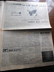 Cumhuriyet Gazetesi - 28 Kasım 1954 - Bu ders pek acı oldu yazan Nadir Nadi Başmakale - kapalıçarşıyı elektrik kontağı yaktı - Kapalıçarşı'da 3000 dükkandan 2.000'i yandı zarar 300 milyon lira - umumi sigorta yekünu 14 milyon lira - 10.000 esnaf ve 100.000 işçi işsiz kaldı - tarihi kapalıçarşı'nın dünkü acıklı manzarası fotoğraf - yanan Kapalıçarşı'da dün neler gördük -  Celal Bayar İstanbul'a geliyor - kapalıçarşı'nın yanan ve yanmayan kısımlarını gösterir kroki - yangının çıktığı yorgancı dükkanı fotoğraf - Voroş Lobogo dün Fenerbahçe'yi 3-1 yendi fotoğraf - Kapalıçarşı yangını hakkında yabancı radyoların neşriyatı - Kapalıçarşı ve Tarihi yazan Haluk Yusuf Şehsuvaroğlu - Ceyhan eski kuvayi milliye mücahitlerinin başvekil Adnan Menderes'e telgrafı - Beşiktaş bugün Vefa ile karşılaşıyor - İstanbulspor Beykozla berabere kaldı - Aşk yaraları filmi Sümer sinemasında - Münir Nurettin Selçuk konseri Saray sinemasında - Zoraki Diplomat yazan Yakup Kadri Karaosmanoğlu Yazı Dizisi