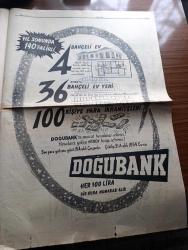 Cumhuriyet Gazetesi - 28 Kasım 1954 - Bu ders pek acı oldu yazan Nadir Nadi Başmakale - kapalıçarşıyı elektrik kontağı yaktı - Kapalıçarşı'da 3000 dükkandan 2.000'i yandı zarar 300 milyon lira - umumi sigorta yekünu 14 milyon lira - 10.000 esnaf ve 100.000 işçi işsiz kaldı - tarihi kapalıçarşı'nın dünkü acıklı manzarası fotoğraf - yanan Kapalıçarşı'da dün neler gördük -  Celal Bayar İstanbul'a geliyor - kapalıçarşı'nın yanan ve yanmayan kısımlarını gösterir kroki - yangının çıktığı yorgancı dükkanı fotoğraf - Voroş Lobogo dün Fenerbahçe'yi 3-1 yendi fotoğraf - Kapalıçarşı yangını hakkında yabancı radyoların neşriyatı - Kapalıçarşı ve Tarihi yazan Haluk Yusuf Şehsuvaroğlu - Ceyhan eski kuvayi milliye mücahitlerinin başvekil Adnan Menderes'e telgrafı - Beşiktaş bugün Vefa ile karşılaşıyor - İstanbulspor Beykozla berabere kaldı - Aşk yaraları filmi Sümer sinemasında - Münir Nurettin Selçuk konseri Saray sinemasında - Zoraki Diplomat yazan Yakup Kadri Karaosmanoğlu Yazı Dizisi