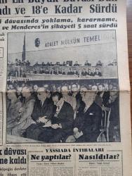 Cumhuriyet Gazetesi - 15 Ekim 1960 - Türk Tarihinin En Büyük Davası Dün 9,30 da Başladı Ve 18'e  Kadar Sürdü - Yassıada Duruşmaları - Adnan Menderes Sendeleyerek Yürüyor  fotoğraf - Köpek davasının iki sanığı Nedim Ökmen ve Celal Bayar mahkeme salonunda konuşurken fotoğraf - Yassıada İntibaları Ne Yaptılar Yazan Cevat Fehmi Başkut - Yassıada İntibaları Nasıldılar Yazan Yaşar Kemal - Celal Bayar'ın Gözlerinde Kin Doluydu - Öğleden Sonra Köpek Davası Başladı Netice Bugüne Kaldı - Yassıada Duruşmasından Fotoğraflar - Soyvetler Birliği Başbakanı Hrutçef Amerika'dan İyi Bir Ruh Haleti İçinde Ayrıldım Dedi - Devlet Tiyatroları Genel Müdürü Cüneyt Gökçer Beraat Etti -  İyi Memur yazan Burhan Felek - Hürriyet Partisinin Tekrar Kurulmasına Müsaade Edilmiyor - Resimli Roman Başkasının Günahı Çizen Yves Sayol - İstanbul Bölge Müdürü S. Selahattin Cihanoğlu 10 Yılın Raporunu Verdi - Fenerbahçe Karşıyaka Maçı - Fenerbahçe Atletizm Takımının Kıymetli Elemanı Günay Tomakan Evlendi - Galatasaray