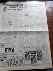 Cumhuriyet Gazetesi - 15 Ekim 1960 - Türk Tarihinin En Büyük Davası Dün 9,30 da Başladı Ve 18'e  Kadar Sürdü - Yassıada Duruşmaları - Adnan Menderes Sendeleyerek Yürüyor  fotoğraf - Köpek davasının iki sanığı Nedim Ökmen ve Celal Bayar mahkeme salonunda konuşurken fotoğraf - Yassıada İntibaları Ne Yaptılar Yazan Cevat Fehmi Başkut - Yassıada İntibaları Nasıldılar Yazan Yaşar Kemal - Celal Bayar'ın Gözlerinde Kin Doluydu - Öğleden Sonra Köpek Davası Başladı Netice Bugüne Kaldı - Yassıada Duruşmasından Fotoğraflar - Soyvetler Birliği Başbakanı Hrutçef Amerika'dan İyi Bir Ruh Haleti İçinde Ayrıldım Dedi - Devlet Tiyatroları Genel Müdürü Cüneyt Gökçer Beraat Etti -  İyi Memur yazan Burhan Felek - Hürriyet Partisinin Tekrar Kurulmasına Müsaade Edilmiyor - Resimli Roman Başkasının Günahı Çizen Yves Sayol - İstanbul Bölge Müdürü S. Selahattin Cihanoğlu 10 Yılın Raporunu Verdi - Fenerbahçe Karşıyaka Maçı - Fenerbahçe Atletizm Takımının Kıymetli Elemanı Günay Tomakan Evlendi - Galatasaray