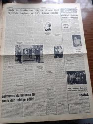 Cumhuriyet Gazetesi - 15 Ekim 1960 - Türk Tarihinin En Büyük Davası Dün 9,30 da Başladı Ve 18'e  Kadar Sürdü - Yassıada Duruşmaları - Adnan Menderes Sendeleyerek Yürüyor  fotoğraf - Köpek davasının iki sanığı Nedim Ökmen ve Celal Bayar mahkeme salonunda konuşurken fotoğraf - Yassıada İntibaları Ne Yaptılar Yazan Cevat Fehmi Başkut - Yassıada İntibaları Nasıldılar Yazan Yaşar Kemal - Celal Bayar'ın Gözlerinde Kin Doluydu - Öğleden Sonra Köpek Davası Başladı Netice Bugüne Kaldı - Yassıada Duruşmasından Fotoğraflar - Soyvetler Birliği Başbakanı Hrutçef Amerika'dan İyi Bir Ruh Haleti İçinde Ayrıldım Dedi - Devlet Tiyatroları Genel Müdürü Cüneyt Gökçer Beraat Etti -  İyi Memur yazan Burhan Felek - Hürriyet Partisinin Tekrar Kurulmasına Müsaade Edilmiyor - Resimli Roman Başkasının Günahı Çizen Yves Sayol - İstanbul Bölge Müdürü S. Selahattin Cihanoğlu 10 Yılın Raporunu Verdi - Fenerbahçe Karşıyaka Maçı - Fenerbahçe Atletizm Takımının Kıymetli Elemanı Günay Tomakan Evlendi - Galatasaray