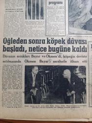 Cumhuriyet Gazetesi - 15 Ekim 1960 - Türk Tarihinin En Büyük Davası Dün 9,30 da Başladı Ve 18'e  Kadar Sürdü - Yassıada Duruşmaları - Adnan Menderes Sendeleyerek Yürüyor  fotoğraf - Köpek davasının iki sanığı Nedim Ökmen ve Celal Bayar mahkeme salonunda konuşurken fotoğraf - Yassıada İntibaları Ne Yaptılar Yazan Cevat Fehmi Başkut - Yassıada İntibaları Nasıldılar Yazan Yaşar Kemal - Celal Bayar'ın Gözlerinde Kin Doluydu - Öğleden Sonra Köpek Davası Başladı Netice Bugüne Kaldı - Yassıada Duruşmasından Fotoğraflar - Soyvetler Birliği Başbakanı Hrutçef Amerika'dan İyi Bir Ruh Haleti İçinde Ayrıldım Dedi - Devlet Tiyatroları Genel Müdürü Cüneyt Gökçer Beraat Etti -  İyi Memur yazan Burhan Felek - Hürriyet Partisinin Tekrar Kurulmasına Müsaade Edilmiyor - Resimli Roman Başkasının Günahı Çizen Yves Sayol - İstanbul Bölge Müdürü S. Selahattin Cihanoğlu 10 Yılın Raporunu Verdi - Fenerbahçe Karşıyaka Maçı - Fenerbahçe Atletizm Takımının Kıymetli Elemanı Günay Tomakan Evlendi - Galatasaray