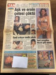 TAN GAZETESİ DOĞUM GÜNÜ HEDİYESİ - 29 TEMMUZ 1997 - 4 SAYFADIR -Hande-Nezih Çubuk-İrfan Karatepe-Başak Şayan-Sevda Demirel-Seda Öz-Tuğba Başer-Begüm-Erdoğan-Üstten-Taşkın-Saffet Susiç-Teslime Tablacı-Saffet Erdoğan-Tanju Çolak-Letchkov-Bahattin Atak Aşk ve eroin çetesi çöktü-Kendi arakçını kendin yakala-Yeni sevgilim Musti gibi olsun-Yaşanmış aşk hikayeleri-Tatilde aşk başkadır-Yaşamın tadını çıkarın-Kadın haz duymak istiyor-Lyon’u eleyeceğiz-3-5-2’den vazgeçmem İstanbul’daki müthiş operasyonda uluslararası bir uyuşturucu madde şebekesi ele geçirildi-Kaçakçı direğe yığıldı-Sırt çantasıyla yakalandı-GAP’tan iş bekliyor-Cumartesi anneleri Almanların da umudu-Göç komisyonu iş başında-Türkmen Şenol 1 Ağustos’ta ölüme gidecek-Vakfbank’tan hızlı ödeme-Kendi arakçını kendin yakala-Hanife Çubuk İrfan Karatepe’yi evde dövdü-Yeni sevgilim Musti gibi olsun-Çirkinleri sevmem-Yüzüne bakılsın-Fıstık yine bomba-Yaşanmış aşk hikayeleri-Tatilde aşk başkadır-Kızlık zarı-Akıntı türleri-Dönüşte-Yaşamın ta
