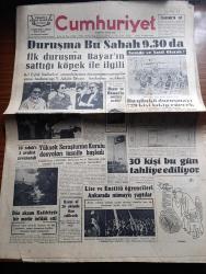 Cumhuriyet Gazetesi - 14 Ekim 1960 - yassıada duruşması bu sabah 9.30'da - ilk duruşma Celal Bayar'ın sattığı köpek ile ilgili - 6 7 Eylül hadiseleri sorumlularının duruşmasına çarşamba günü başlanacağı yüksek Adalet divanı tarafından açıklandı - Hayrettin erkmen'in eşi Lütfi kırdar'ın eşi Bumin Yamanoğlunun Babası duruşmaları takip etmek için irtibat bürosuna gelirlerken fotoğraf - bugünkü duruşmayı 729 kişi takip edecek - Münif Fehim'in dünden bugünkü duruşmayı görüşü çizim - Celal Bayar Ve Nedim Ökmen'in suçları nelerdir - kısmi af 29 Ekim'de ilan edilecek - Lise ve Enstitü öğrencileri Ankara'da nümayiş yaptılar - Ali Ulvi Karikatür - gümrükte satışlar yeniden başlıyor - insanlar arasında gittikçe yayılan bir kusur tik - Brigitte Bardot Vadim'i çağırmış - Yaşar Kemal'in İnce Memedi Almanya'da - tiyatro çılgın dünya ve hırçın kız yazan Lütfi Ay - Nuh'un Ankara makarnasının İstanbul ve Ankara radyolarında  takdim edeceği Behiye Aksoy - Tenis Federasyonu Başkanı Bülent Savcı