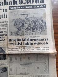 Cumhuriyet Gazetesi - 14 Ekim 1960 - yassıada duruşması bu sabah 9.30'da - ilk duruşma Celal Bayar'ın sattığı köpek ile ilgili - 6 7 Eylül hadiseleri sorumlularının duruşmasına çarşamba günü başlanacağı yüksek Adalet divanı tarafından açıklandı - Hayrettin erkmen'in eşi Lütfi kırdar'ın eşi Bumin Yamanoğlunun Babası duruşmaları takip etmek için irtibat bürosuna gelirlerken fotoğraf - bugünkü duruşmayı 729 kişi takip edecek - Münif Fehim'in dünden bugünkü duruşmayı görüşü çizim - Celal Bayar Ve Nedim Ökmen'in suçları nelerdir - kısmi af 29 Ekim'de ilan edilecek - Lise ve Enstitü öğrencileri Ankara'da nümayiş yaptılar - Ali Ulvi Karikatür - gümrükte satışlar yeniden başlıyor - insanlar arasında gittikçe yayılan bir kusur tik - Brigitte Bardot Vadim'i çağırmış - Yaşar Kemal'in İnce Memedi Almanya'da - tiyatro çılgın dünya ve hırçın kız yazan Lütfi Ay - Nuh'un Ankara makarnasının İstanbul ve Ankara radyolarında  takdim edeceği Behiye Aksoy - Tenis Federasyonu Başkanı Bülent Savcı