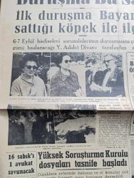 Cumhuriyet Gazetesi - 14 Ekim 1960 - yassıada duruşması bu sabah 9.30'da - ilk duruşma Celal Bayar'ın sattığı köpek ile ilgili - 6 7 Eylül hadiseleri sorumlularının duruşmasına çarşamba günü başlanacağı yüksek Adalet divanı tarafından açıklandı - Hayrettin erkmen'in eşi Lütfi kırdar'ın eşi Bumin Yamanoğlunun Babası duruşmaları takip etmek için irtibat bürosuna gelirlerken fotoğraf - bugünkü duruşmayı 729 kişi takip edecek - Münif Fehim'in dünden bugünkü duruşmayı görüşü çizim - Celal Bayar Ve Nedim Ökmen'in suçları nelerdir - kısmi af 29 Ekim'de ilan edilecek - Lise ve Enstitü öğrencileri Ankara'da nümayiş yaptılar - Ali Ulvi Karikatür - gümrükte satışlar yeniden başlıyor - insanlar arasında gittikçe yayılan bir kusur tik - Brigitte Bardot Vadim'i çağırmış - Yaşar Kemal'in İnce Memedi Almanya'da - tiyatro çılgın dünya ve hırçın kız yazan Lütfi Ay - Nuh'un Ankara makarnasının İstanbul ve Ankara radyolarında  takdim edeceği Behiye Aksoy - Tenis Federasyonu Başkanı Bülent Savcı