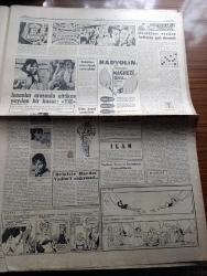 Cumhuriyet Gazetesi - 14 Ekim 1960 - yassıada duruşması bu sabah 9.30'da - ilk duruşma Celal Bayar'ın sattığı köpek ile ilgili - 6 7 Eylül hadiseleri sorumlularının duruşmasına çarşamba günü başlanacağı yüksek Adalet divanı tarafından açıklandı - Hayrettin erkmen'in eşi Lütfi kırdar'ın eşi Bumin Yamanoğlunun Babası duruşmaları takip etmek için irtibat bürosuna gelirlerken fotoğraf - bugünkü duruşmayı 729 kişi takip edecek - Münif Fehim'in dünden bugünkü duruşmayı görüşü çizim - Celal Bayar Ve Nedim Ökmen'in suçları nelerdir - kısmi af 29 Ekim'de ilan edilecek - Lise ve Enstitü öğrencileri Ankara'da nümayiş yaptılar - Ali Ulvi Karikatür - gümrükte satışlar yeniden başlıyor - insanlar arasında gittikçe yayılan bir kusur tik - Brigitte Bardot Vadim'i çağırmış - Yaşar Kemal'in İnce Memedi Almanya'da - tiyatro çılgın dünya ve hırçın kız yazan Lütfi Ay - Nuh'un Ankara makarnasının İstanbul ve Ankara radyolarında  takdim edeceği Behiye Aksoy - Tenis Federasyonu Başkanı Bülent Savcı