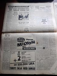 Cumhuriyet Gazetesi - 14 Ekim 1960 - yassıada duruşması bu sabah 9.30'da - ilk duruşma Celal Bayar'ın sattığı köpek ile ilgili - 6 7 Eylül hadiseleri sorumlularının duruşmasına çarşamba günü başlanacağı yüksek Adalet divanı tarafından açıklandı - Hayrettin erkmen'in eşi Lütfi kırdar'ın eşi Bumin Yamanoğlunun Babası duruşmaları takip etmek için irtibat bürosuna gelirlerken fotoğraf - bugünkü duruşmayı 729 kişi takip edecek - Münif Fehim'in dünden bugünkü duruşmayı görüşü çizim - Celal Bayar Ve Nedim Ökmen'in suçları nelerdir - kısmi af 29 Ekim'de ilan edilecek - Lise ve Enstitü öğrencileri Ankara'da nümayiş yaptılar - Ali Ulvi Karikatür - gümrükte satışlar yeniden başlıyor - insanlar arasında gittikçe yayılan bir kusur tik - Brigitte Bardot Vadim'i çağırmış - Yaşar Kemal'in İnce Memedi Almanya'da - tiyatro çılgın dünya ve hırçın kız yazan Lütfi Ay - Nuh'un Ankara makarnasının İstanbul ve Ankara radyolarında  takdim edeceği Behiye Aksoy - Tenis Federasyonu Başkanı Bülent Savcı